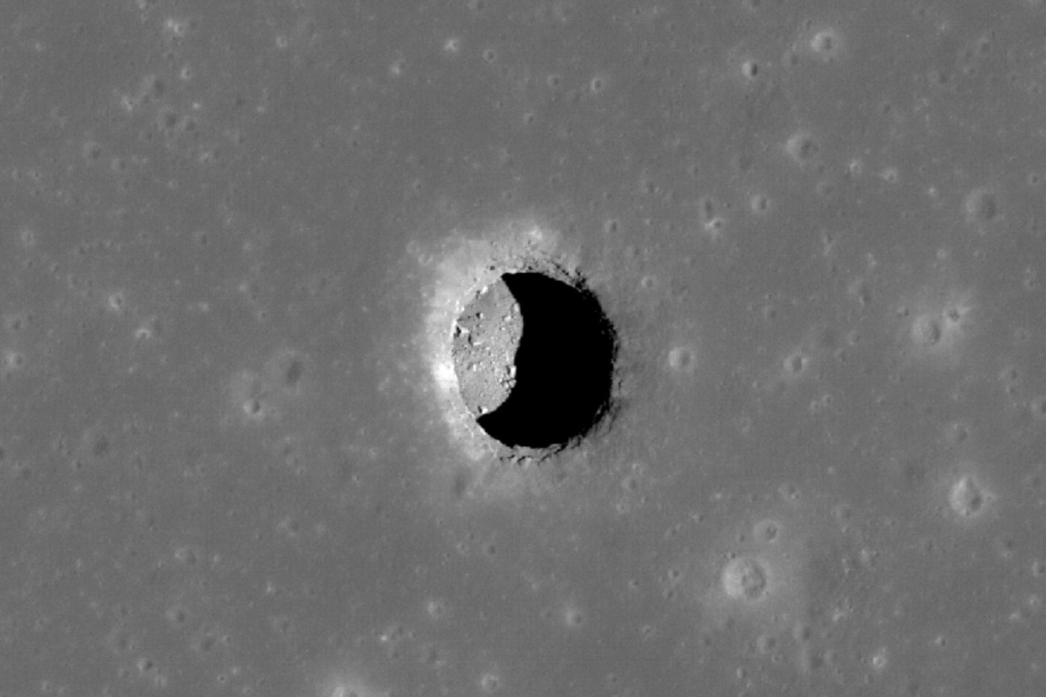 La NASA encontró un agujero misterioso en la Luna y sospecha que esconde algo gigantesco. Ahora quiere investigar si podría convertirse en nuestro primer refugio lunar