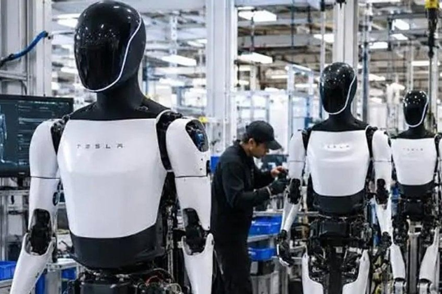 Elon Musk quiere fabricar un millón de robots Optimus al año y llevarlos a nuestras casas. Tesla ya empezó a producirlos, pero todavía tiene un enorme problema