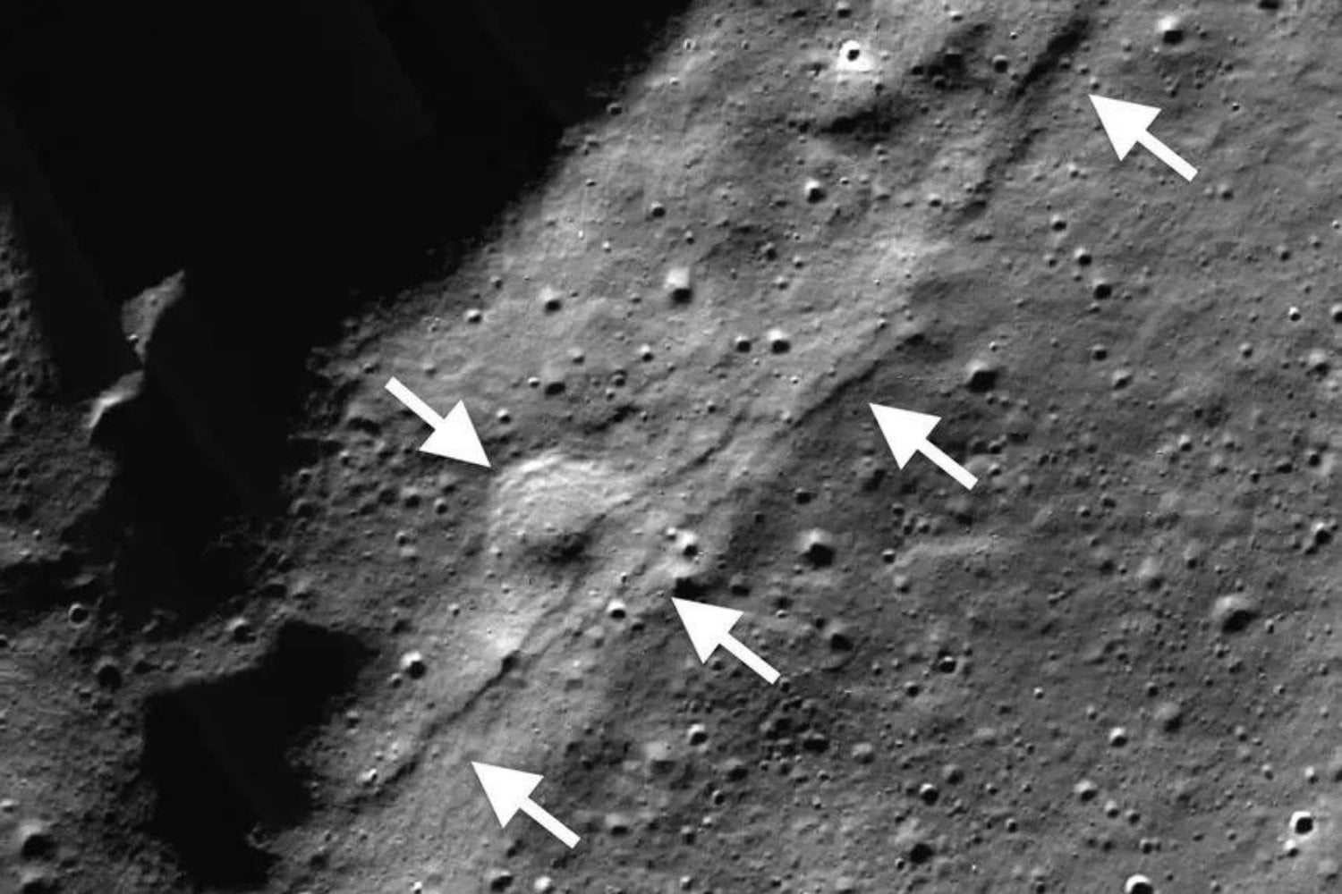 La Luna parecía un mundo muerto desde hace miles de millones de años. Ahora sabemos que sigue encogiéndose y dejando miles de grietas a su paso