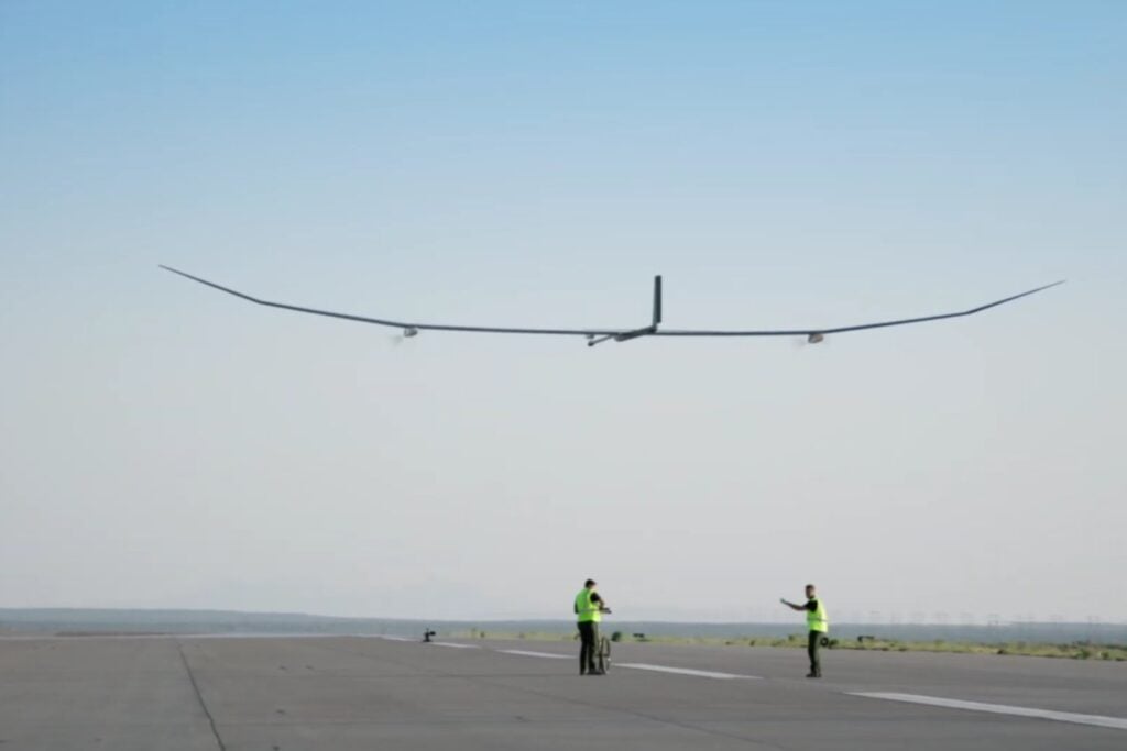 El PHASA-35 podría pasar meses en el aire combinando energía solar y electricidad enviada desde tierra
