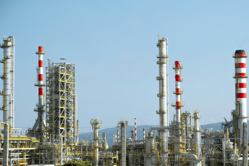 Mientras la gasolina se encarece, las refinerías están haciendo un negocio millonario: Repsol dispara sus márgenes un 158% en solo tres meses