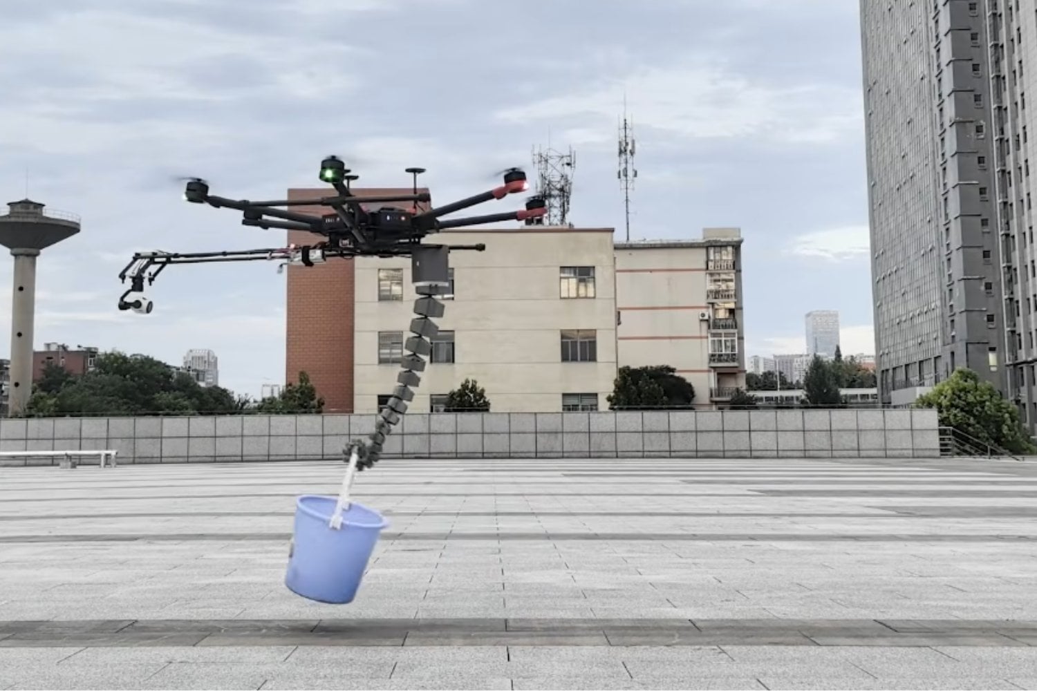 Un robot blando inspirado en los pulpos logra movimientos complejos con un solo músculo artificial