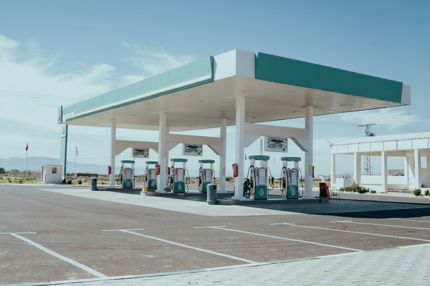 Mientras la gasolina se encarece, las refinerías están haciendo un negocio millonario: Repsol dispara sus márgenes un 158% en solo tres meses
