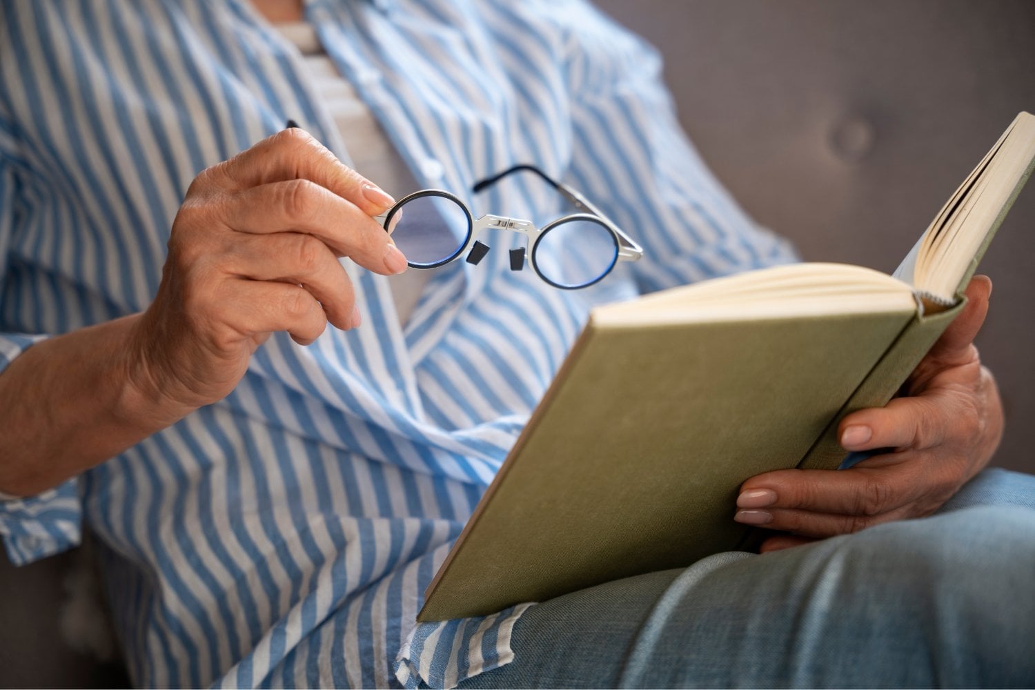 Volver a leer sin gafas después de años puede ser una señal de cataratas