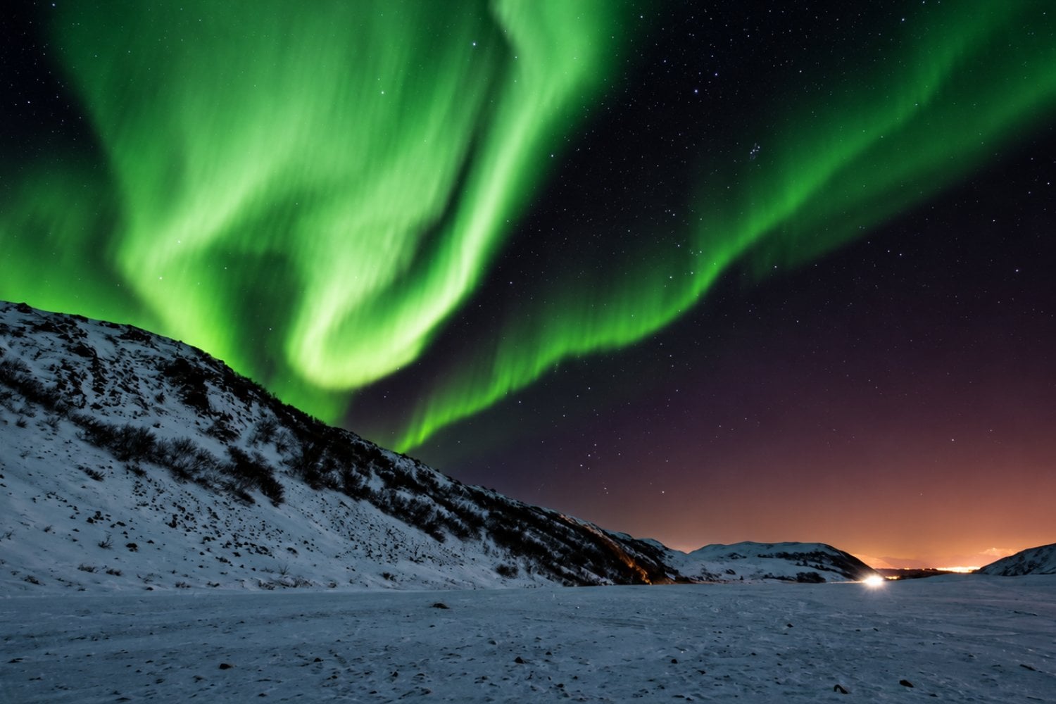 Por qué las auroras boreales son verdes y qué hace que el cielo se ilumine de rojo, rosa o violeta: la NASA explica este fenómeno
