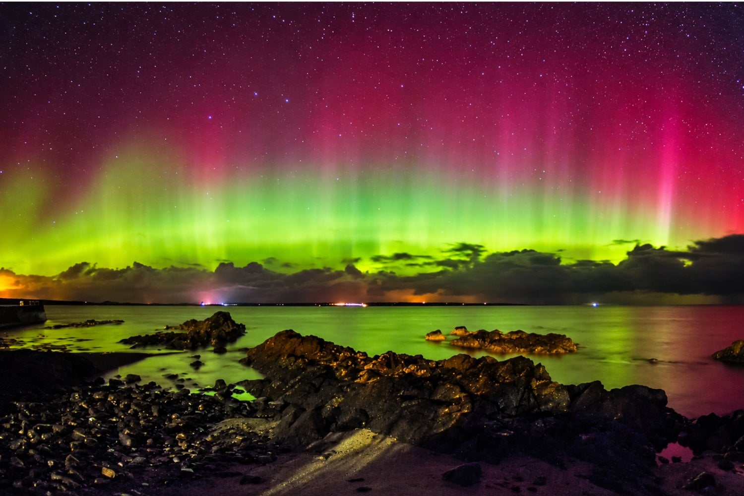 Por qué las auroras boreales son verdes y qué hace que el cielo se ilumine de rojo, rosa o violeta: la NASA explica este fenómeno