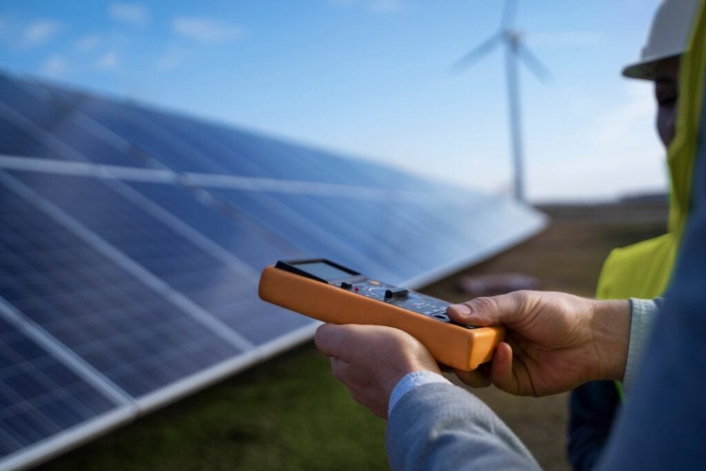 Los paneles solares tienen un nuevo problema: los hackers podrían utilizar sus inversores inteligentes para provocar apagones masivos