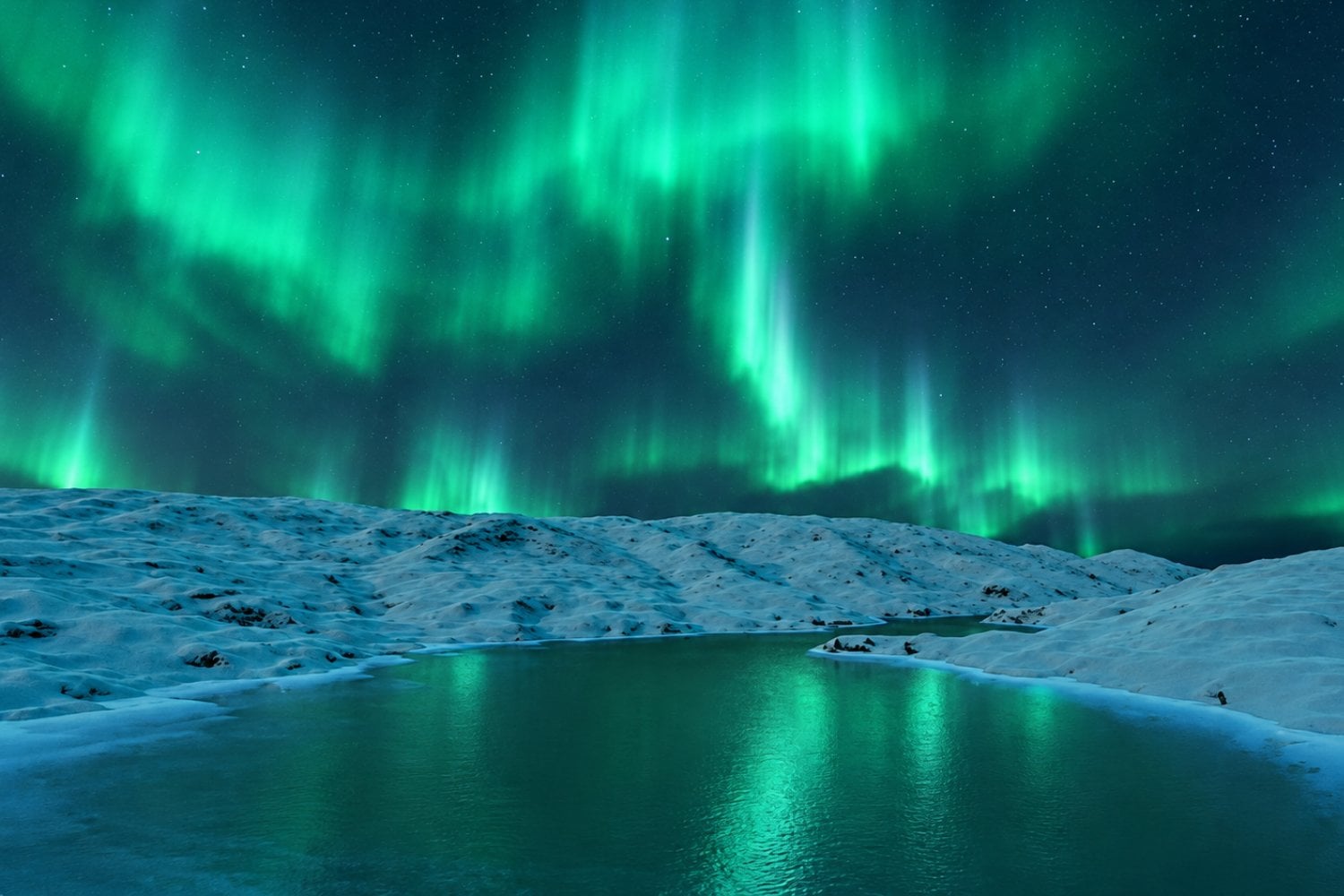 Por qué las auroras boreales son verdes y qué hace que el cielo se ilumine de rojo, rosa o violeta: la NASA explica este fenómeno