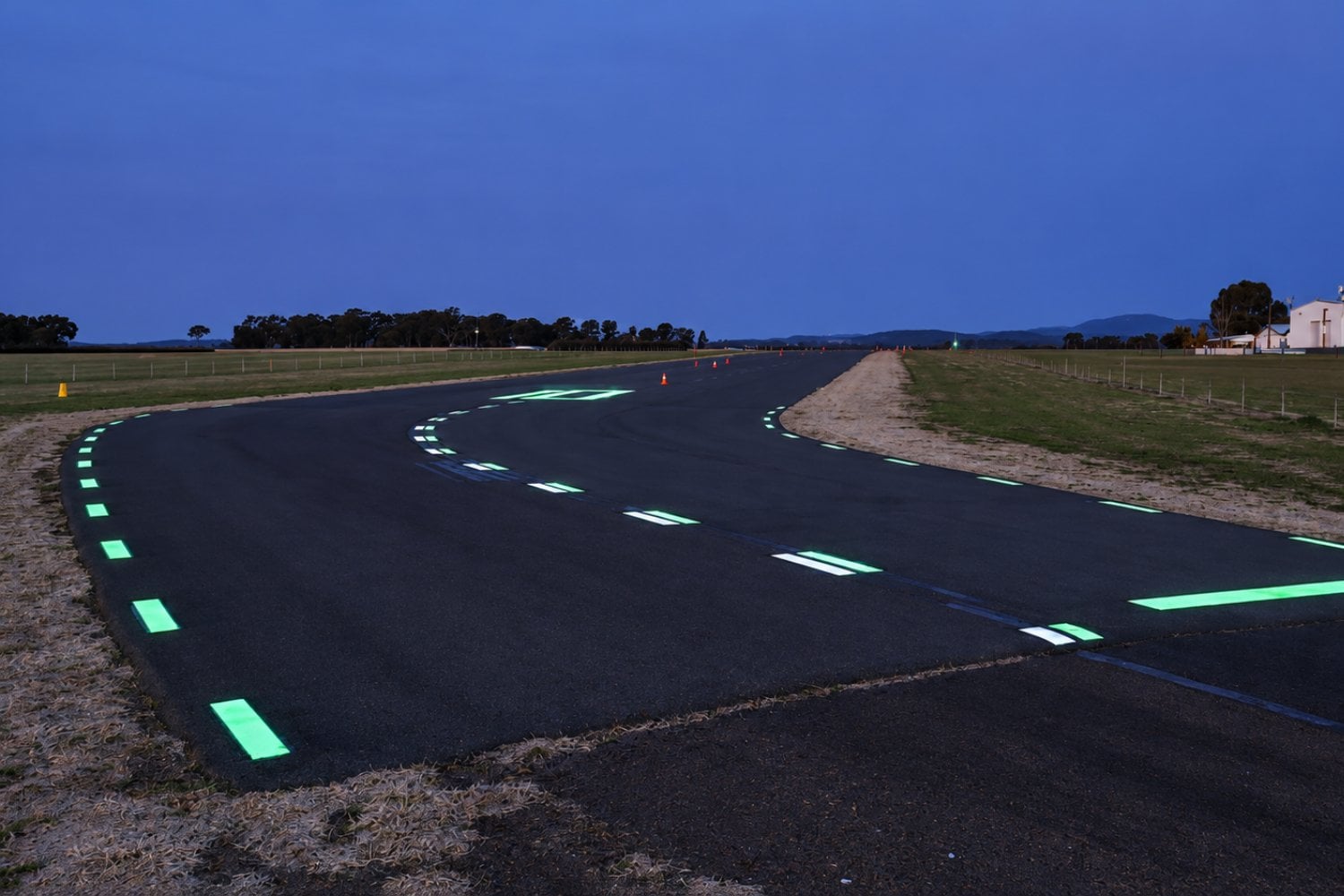 Malasia creó carreteras que brillan en la oscuridad, pero descubrió un problema que podría acabar con esta tecnología