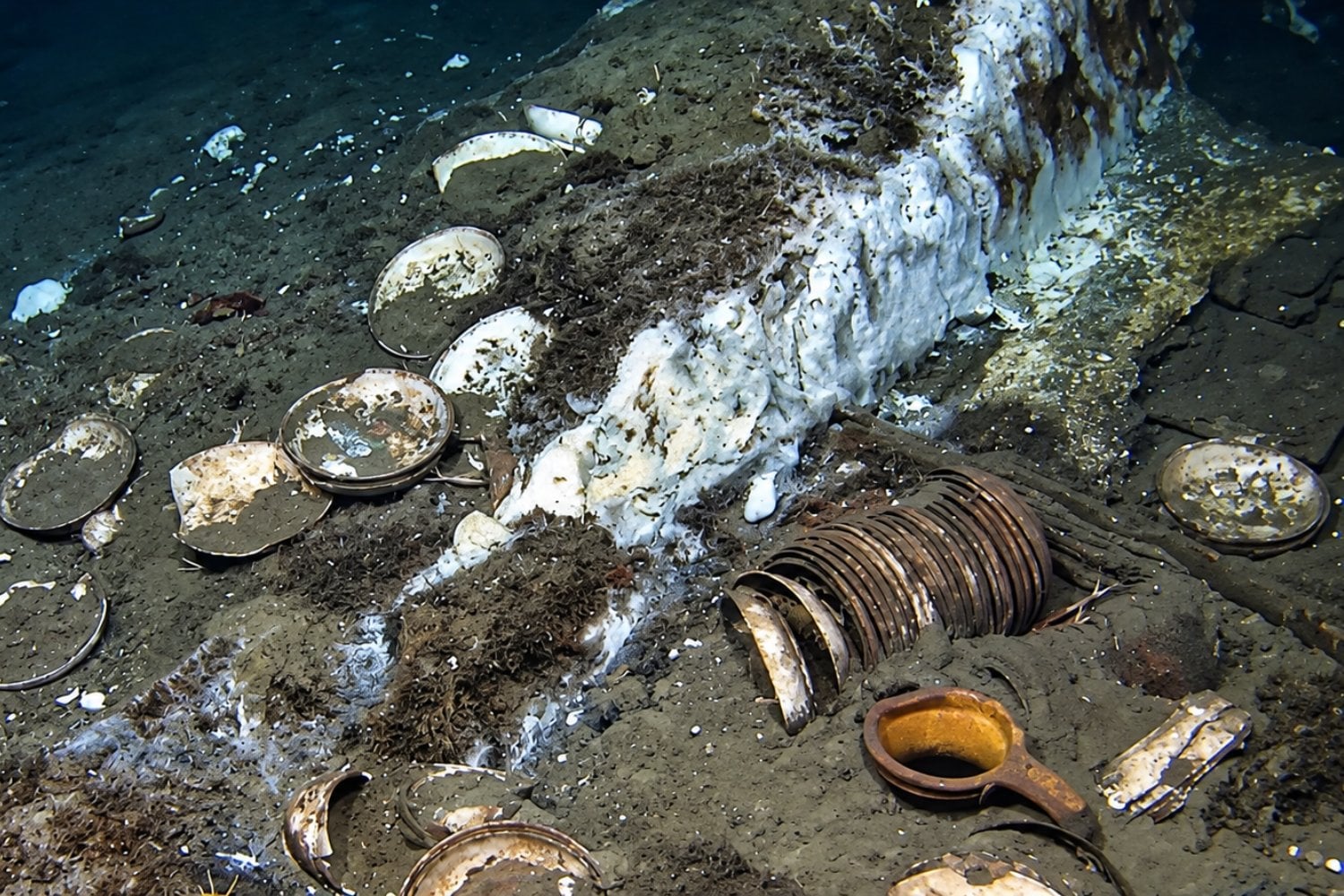 Descubren un barco fantasma de hace 270 años a 600 metros de profundidad: su cargamento está tan bien conservado que sorprende a los arqueólogos