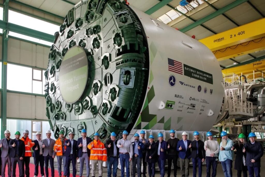 Una tuneladora gigante de 1.680 toneladas comenzó a perforar Nueva York: construirá un túnel ferroviario de 16.000 millones de dólares