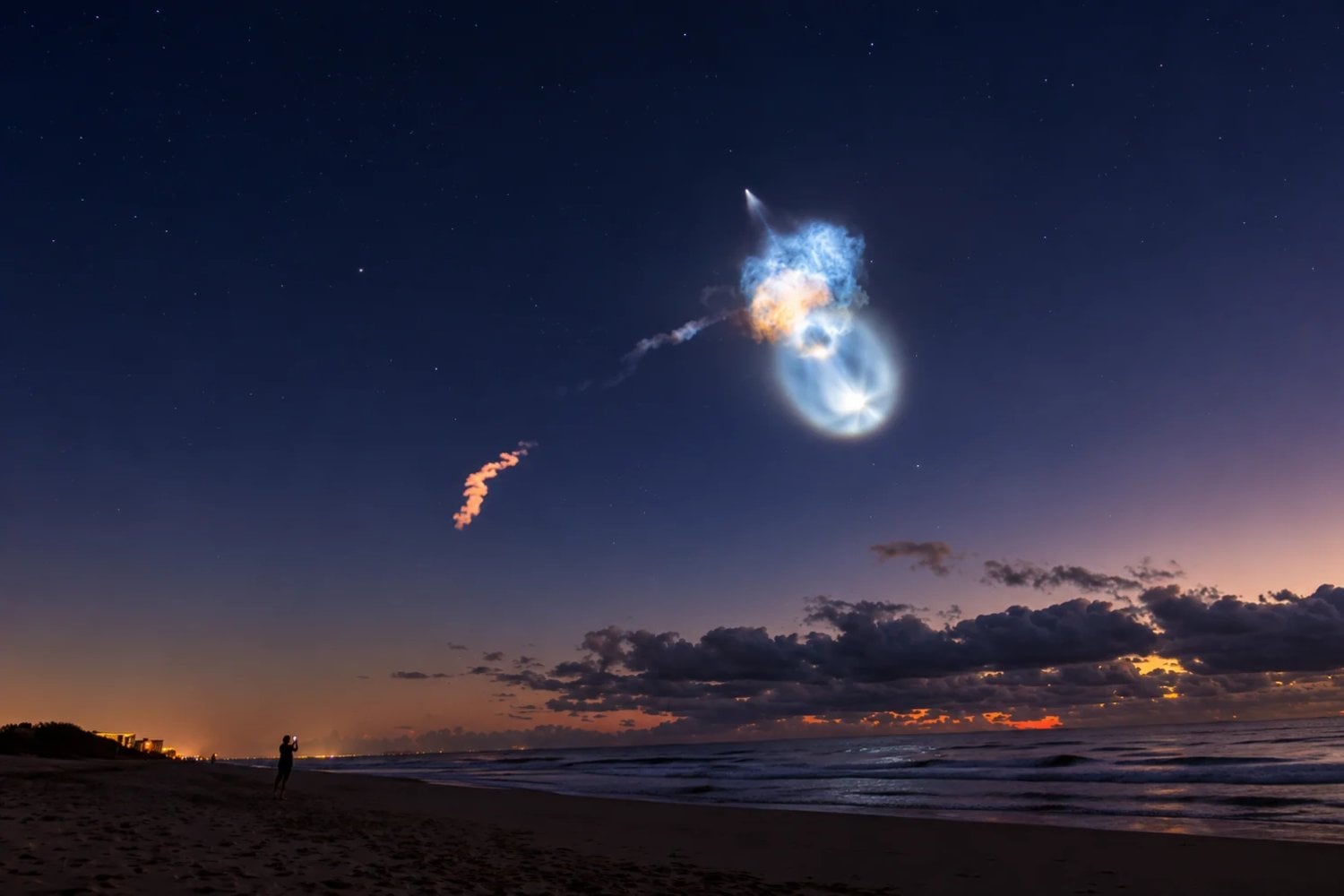 SpaceX ilumina el cielo con una misteriosa medusa gigante: la NASA explica el fenómeno que apareció durante el lanzamiento de un Falcon 9