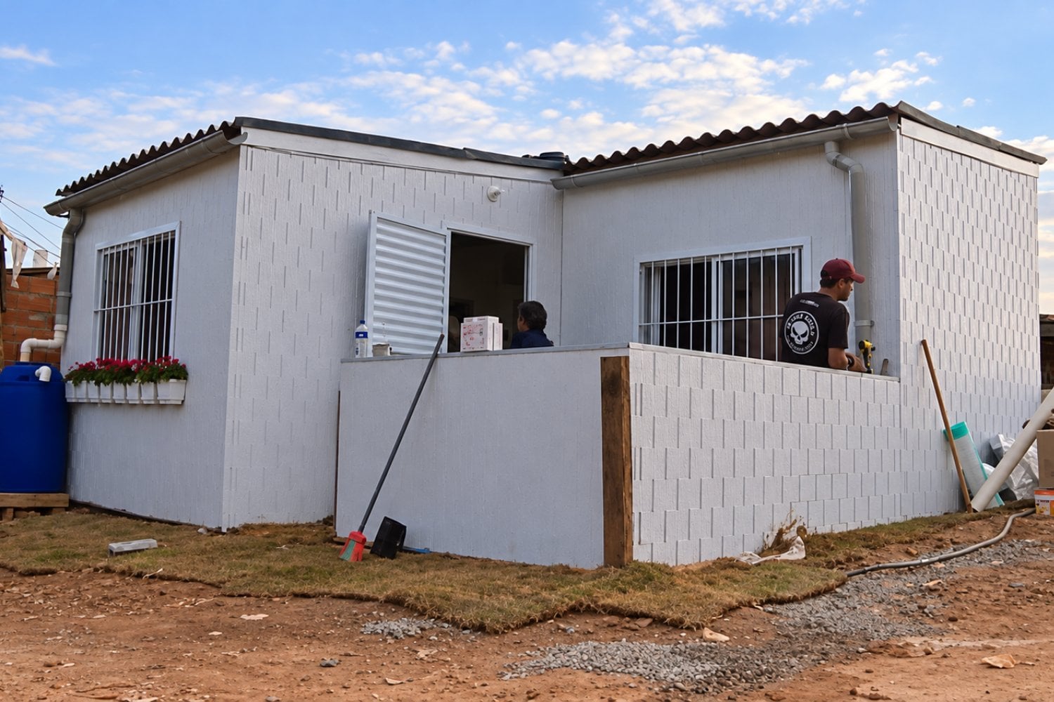En Brasil construyeron una casa con dos toneladas de plástico reciclado en solo 15 horas: así funciona el innovador sistema de viviendas