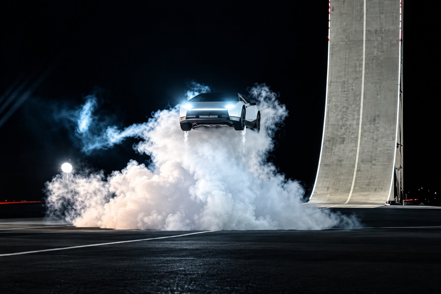Tesla presenta su nuevo Roadster capaz de volar y dar vueltas en el aire: Elon Musk promete que llegará en 2028 después de casi una década de retrasos