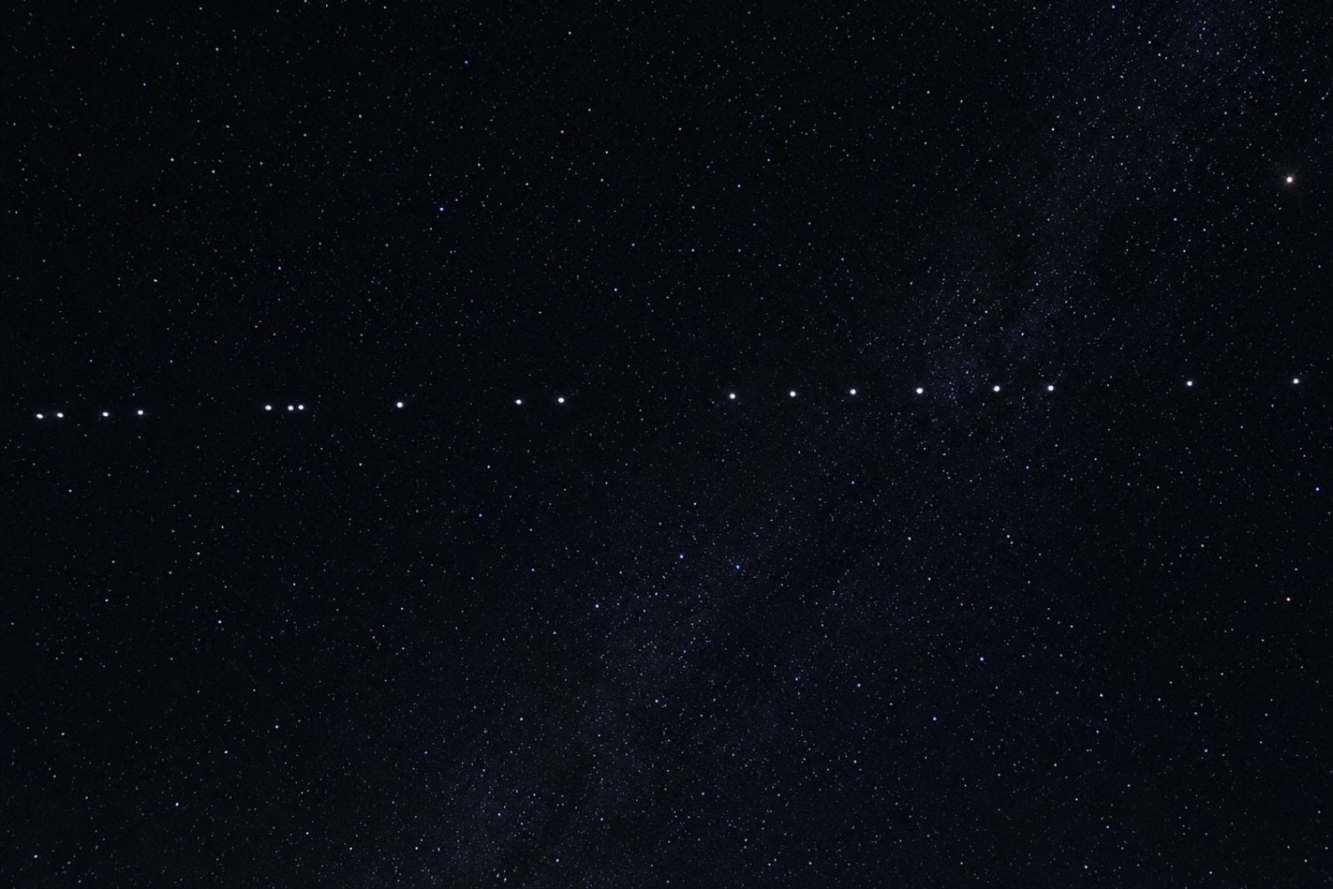 Los satélites están iluminando demasiado el cielo: un estudio revela que Starlink y Guowang superan los límites recomendados