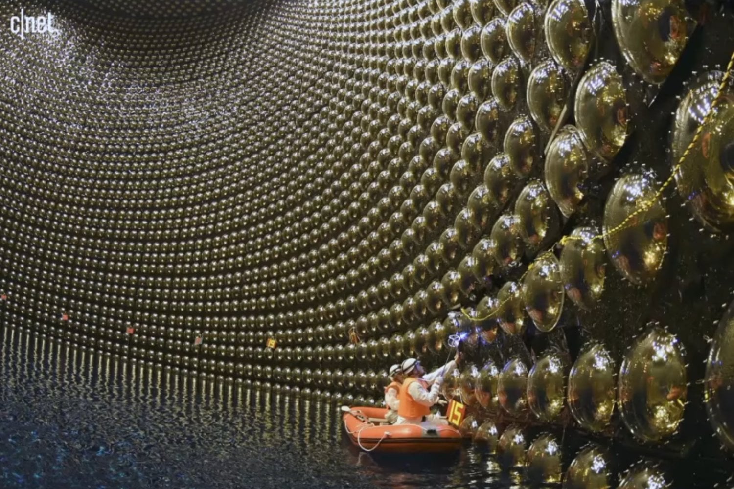 Un científico mexicano explica cómo funciona IceCube, el enorme detector enterrado bajo el hielo de la Antártida
