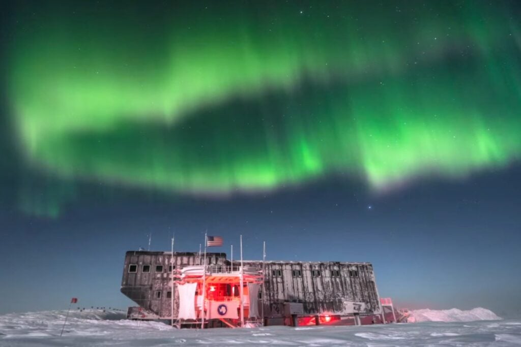 Un científico mexicano explica cómo funciona IceCube, el enorme detector enterrado bajo el hielo de la Antártida)
