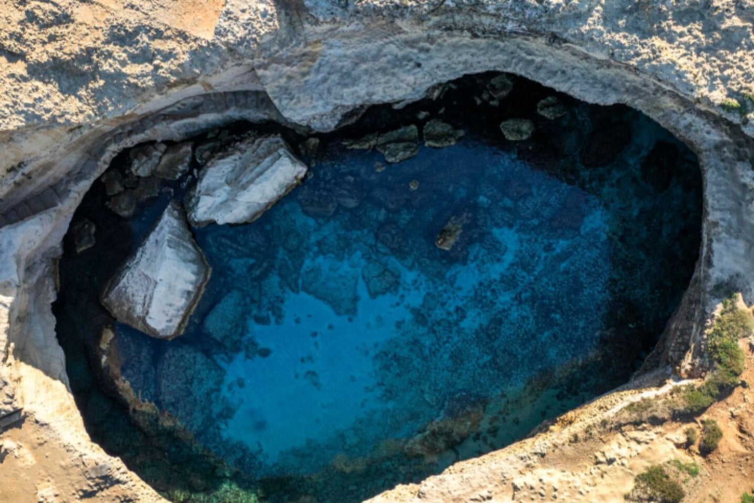 Cómo se forman los agujeros azules, las enormes cuevas submarinas de color azul intenso