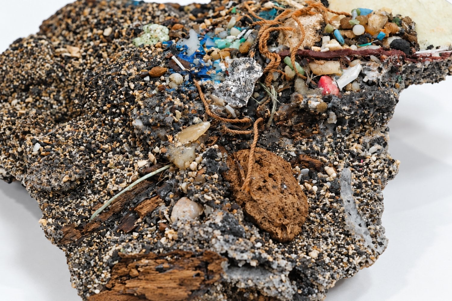 Plástico y coral se están fusionando en las playas de Okinawa y los científicos ya le pusieron nombre