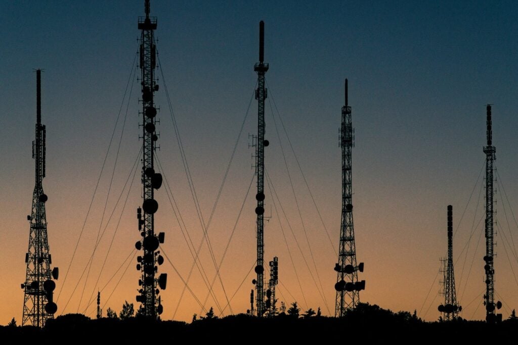 Detectan una misteriosa señal de radio que viajó más de 10.000 millones de años hasta la Tierra y rompe un récord astronómico