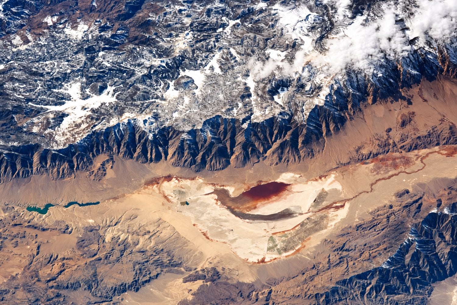 La NASA detecta una enorme mancha roja desde el espacio: esconde las huellas de una colisión continental ocurrida hace 60 millones de años