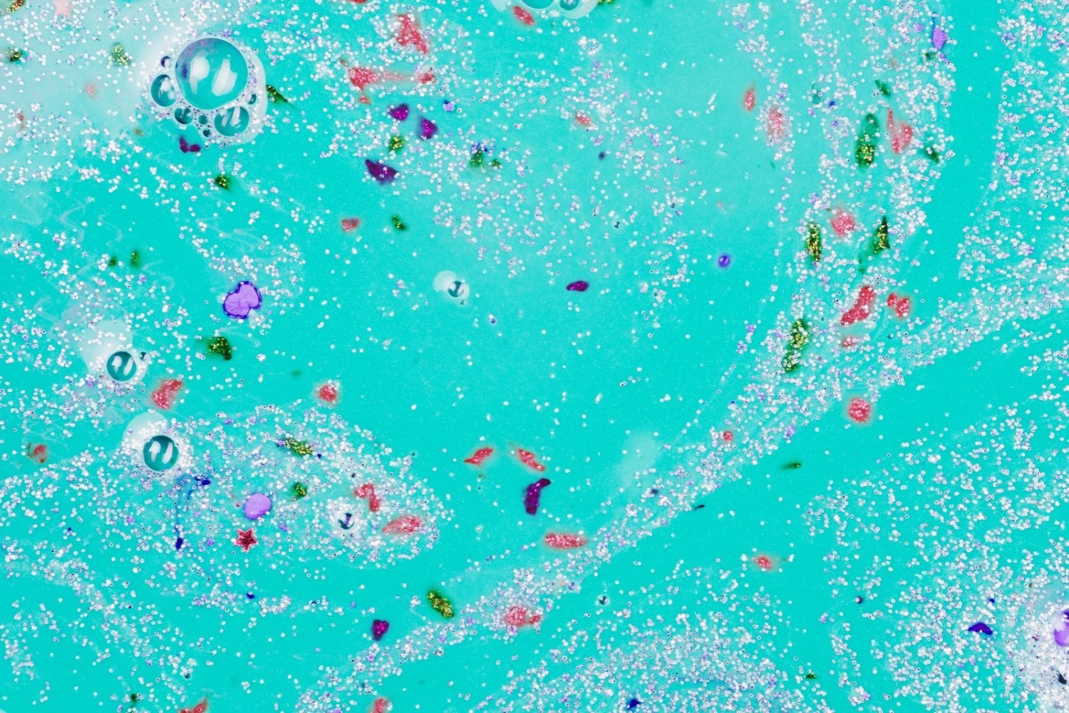 Descubren que los microplásticos reaccionan con el agua y generan sustancias capaces de dañar las células: un hallazgo que preocupa a los científicos