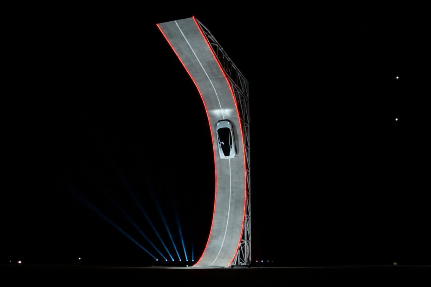 Elon Musk presentó un Tesla capaz de volar y conducir boca abajo: la física explica cómo funciona su sorprendente tecnología