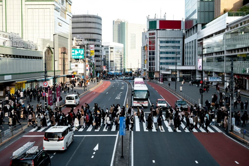 Japón lucha contra su crisis demográfica y una ciudad encontró una solución inesperada: inventar miles de habitantes