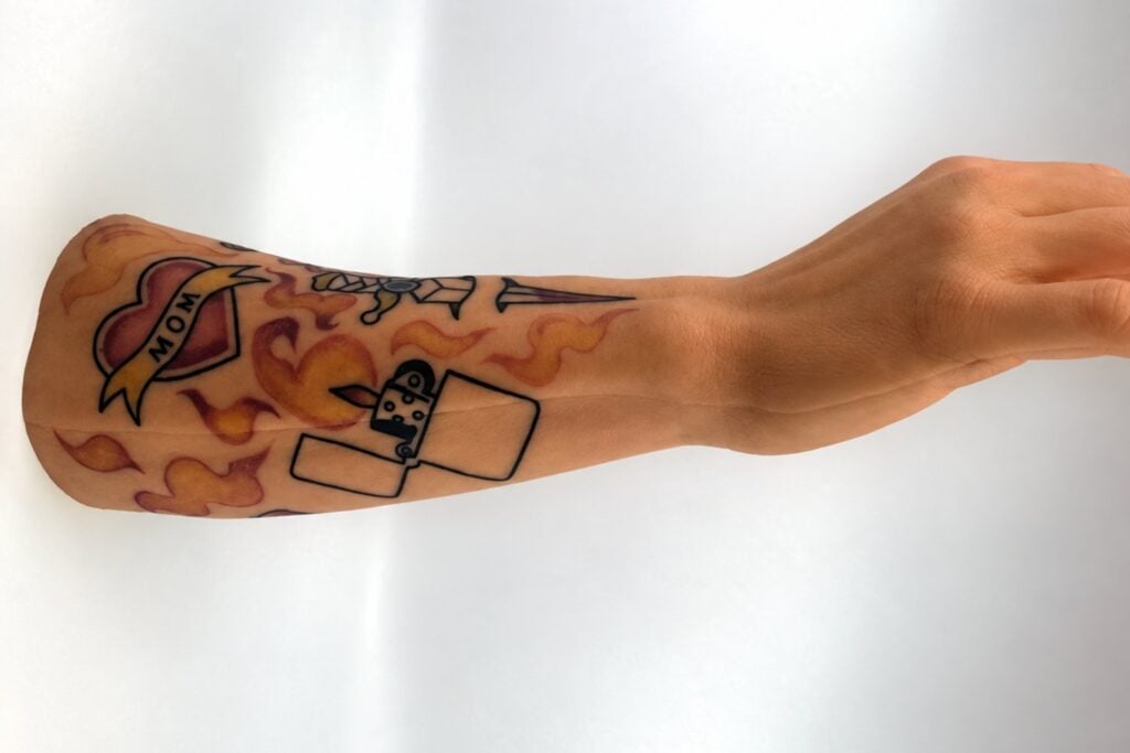 Científicos crean tatuajes que aparecen y desaparecen con la luz: podrían revolucionar la medicina y el arte corporal