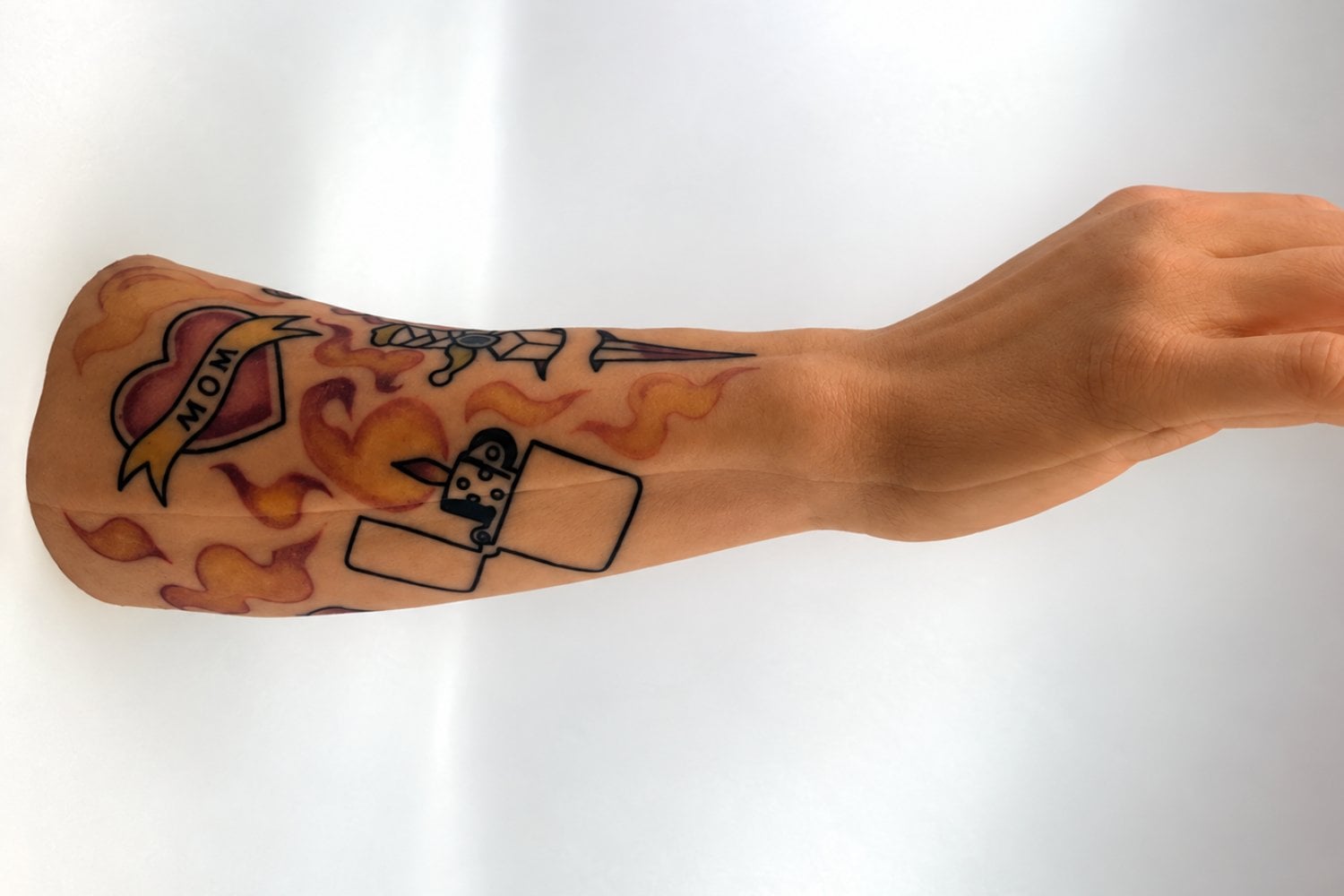 Científicos crean tatuajes que aparecen y desaparecen con la luz: podrían revolucionar la medicina y el arte corporal