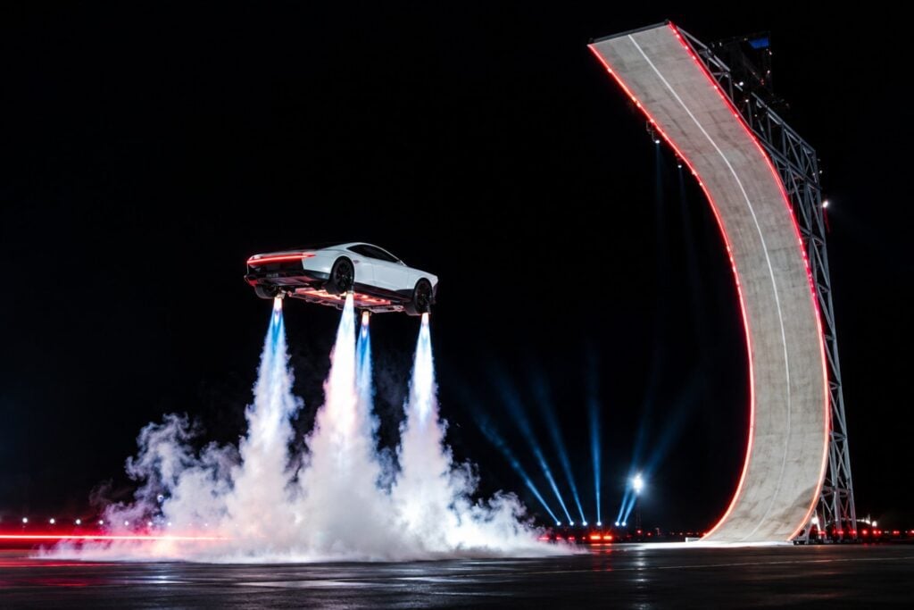 Tesla presenta su nuevo Roadster capaz de volar y dar vueltas en el aire: Elon Musk promete que llegará en 2028 después de casi una década de retrasos