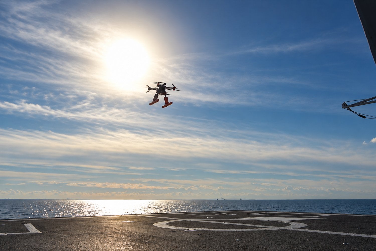 Estados Unidos prueba un dron capaz de aterrizar en barcos en movimiento sin GPS ni piloto