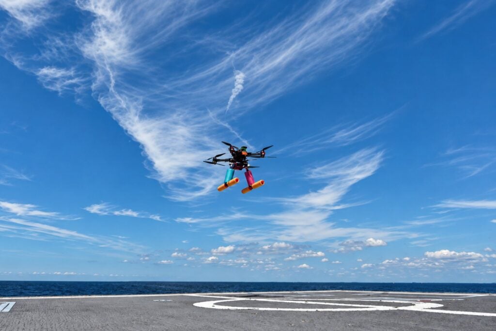 Estados Unidos prueba un dron capaz de aterrizar en barcos en movimiento sin GPS ni piloto