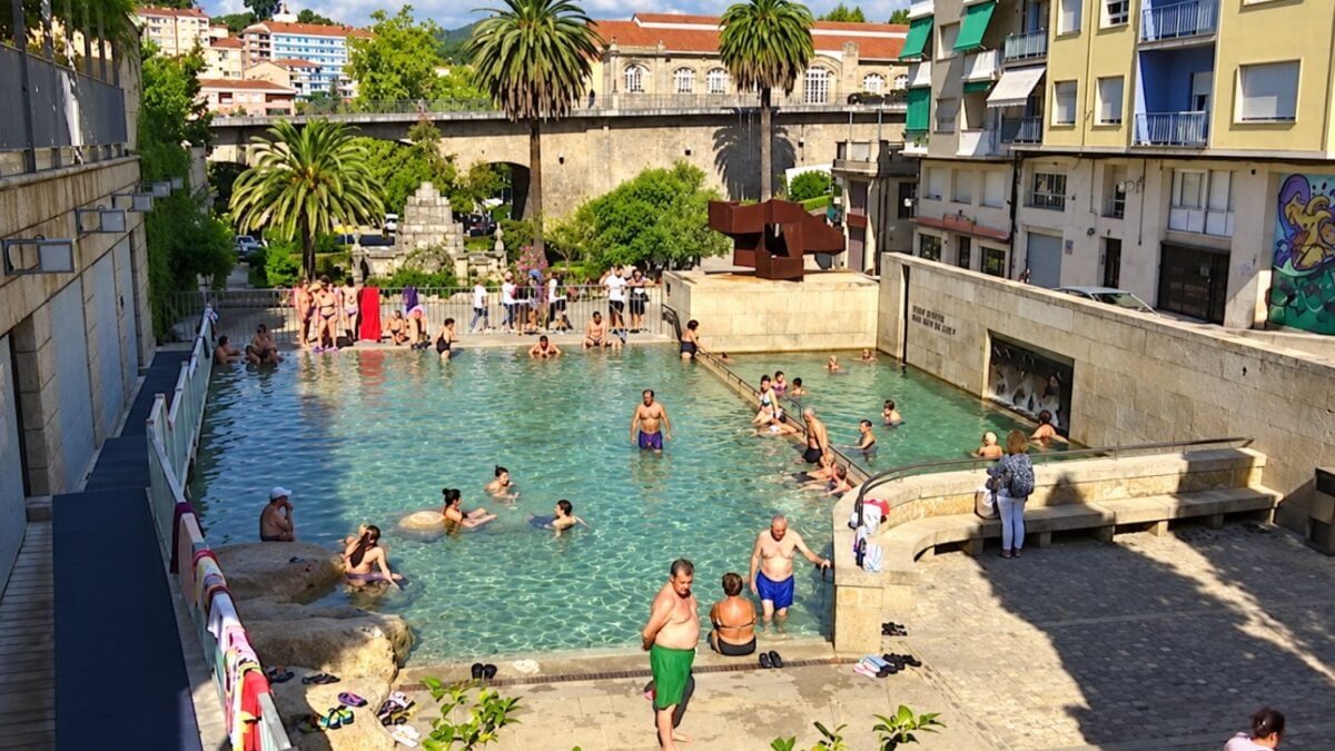 En España hay una ciudad con piscinas naturales a 40 grados junto a un río: ahora quieren cobrar por bañarse