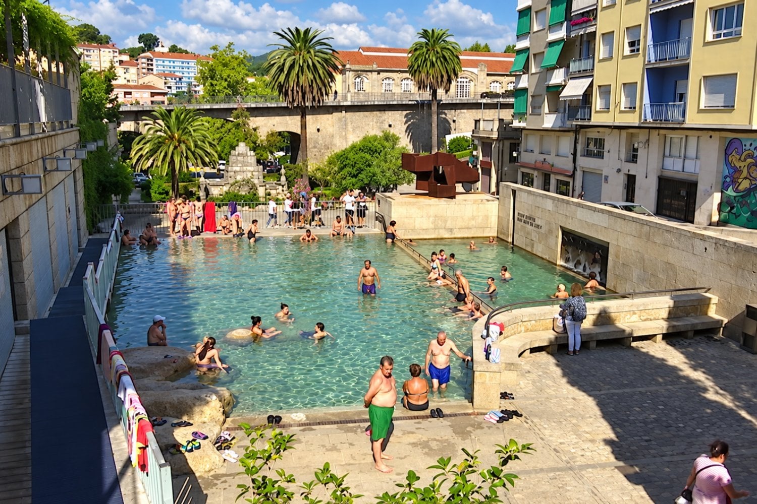 En España hay una ciudad con piscinas naturales a 40 grados junto a un río: ahora quieren cobrar por bañarse