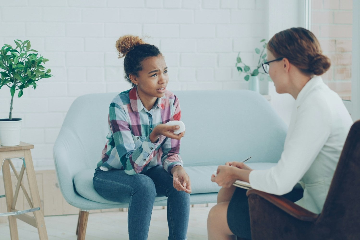 Por qué los adolescentes desafían los límites y toman más riesgos: la ciencia revela qué ocurre realmente en sus cerebros