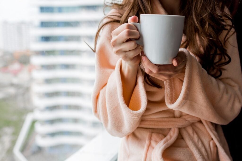 Tomar café por la mañana podría ser mejor para la salud de lo que pensábamos: un estudio con 20.000 personas revela por qué importa el horario