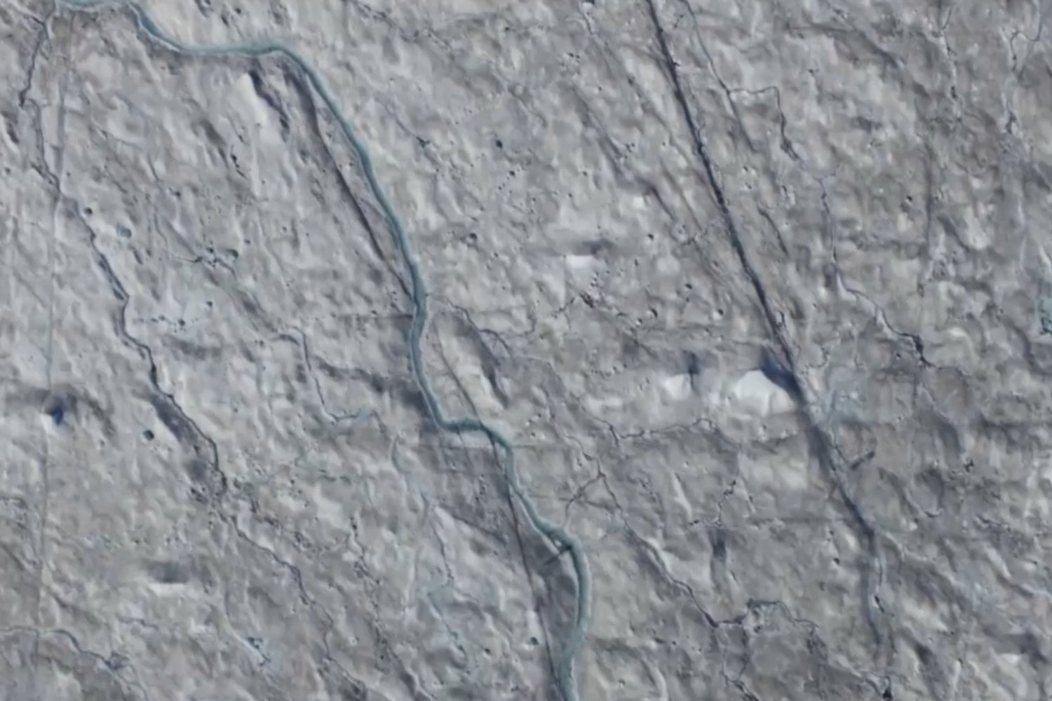 El hielo de Groenlandia se está volviendo negro y los científicos descubren un fenómeno que acelera su desaparición