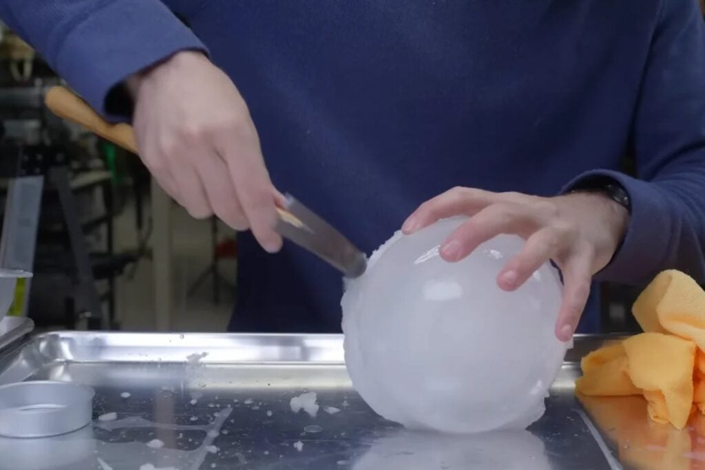 Crean un hielo casi tan resistente como el cemento: el secreto está en una proteína