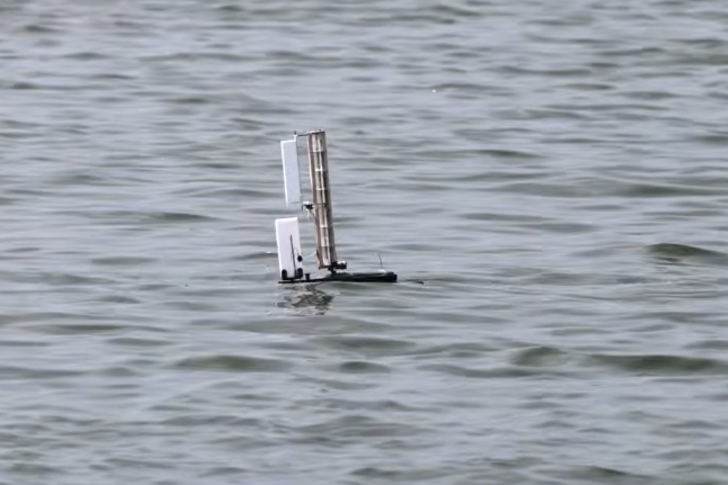 Crean un robot capaz de caer desde 150 metros y navegar por el agua: sus alas se convierten en velas sin necesidad de transformarse