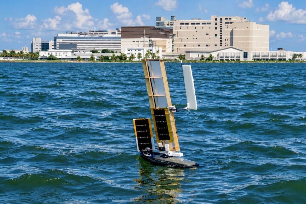 Crean un robot capaz de caer desde 150 metros y navegar por el agua: sus alas se convierten en velas sin necesidad de transformarse