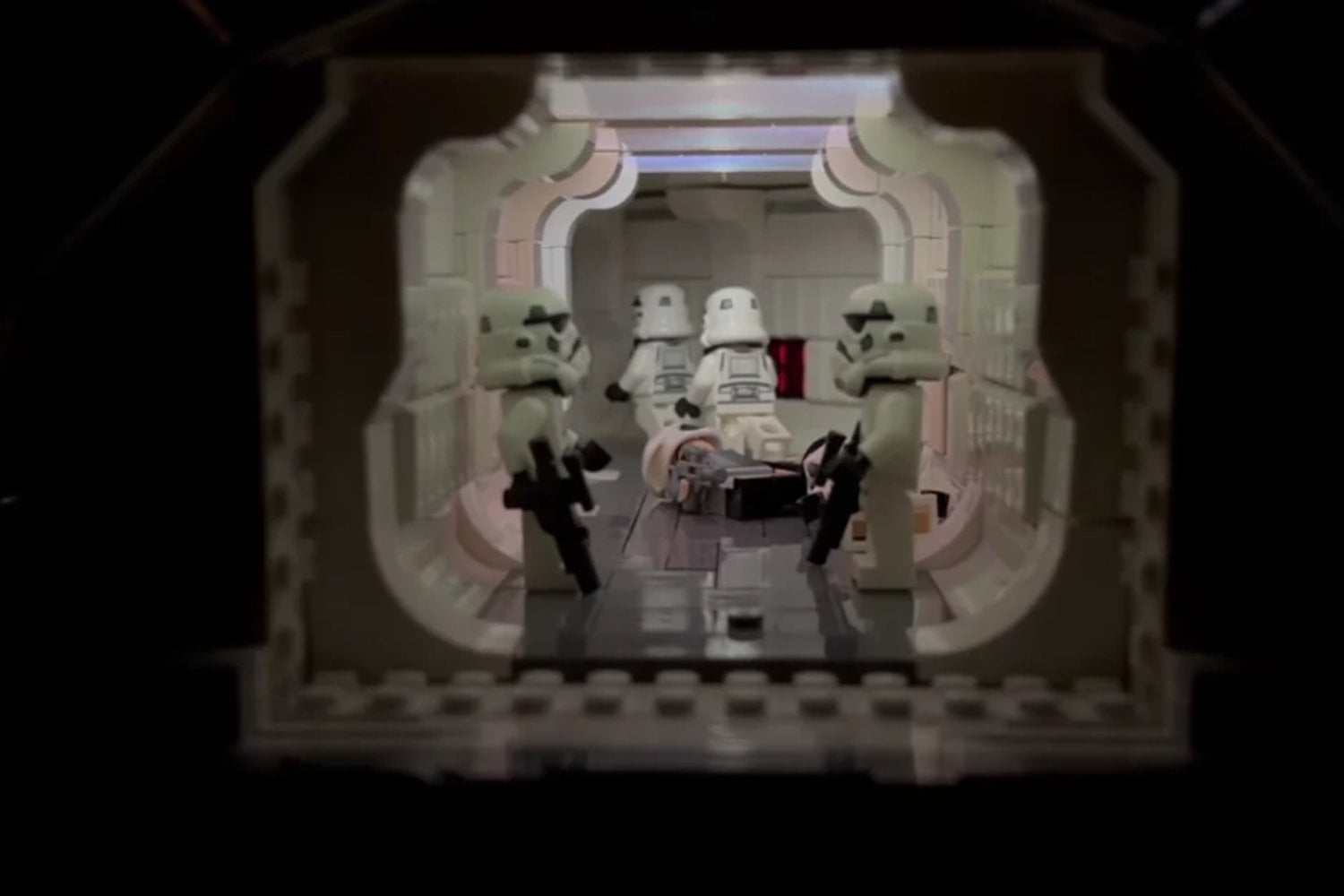 Un fan de Star Wars construyó una nave LEGO de tres metros con más de 150.000 piezas y tardó dos años en terminarla