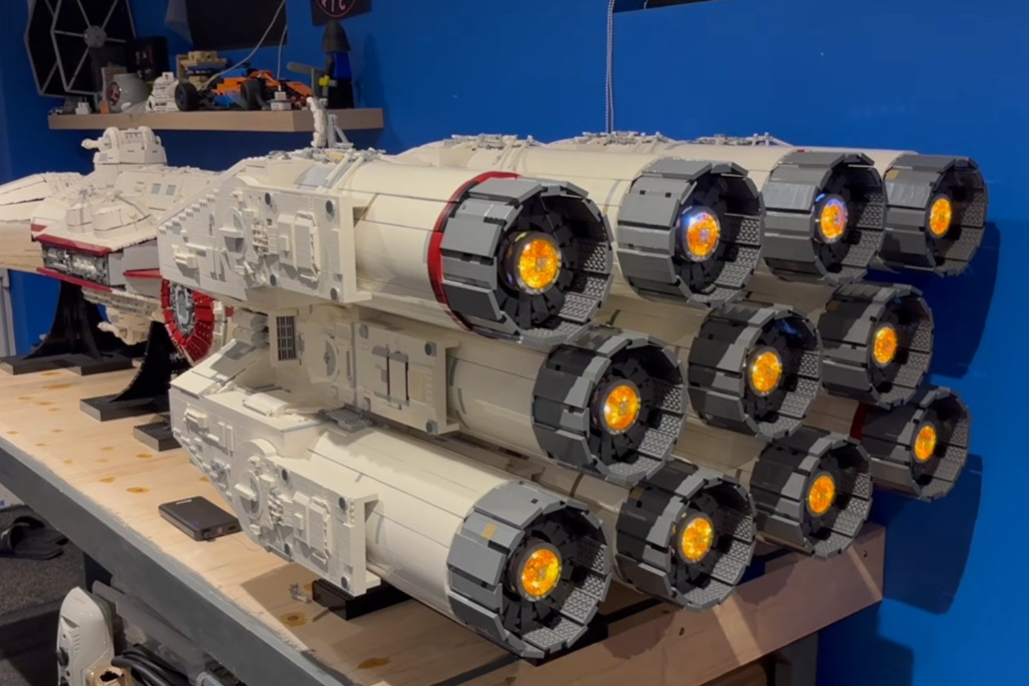 Un fan de Star Wars construyó una nave LEGO de tres metros con más de 150.000 piezas y tardó dos años en terminarla