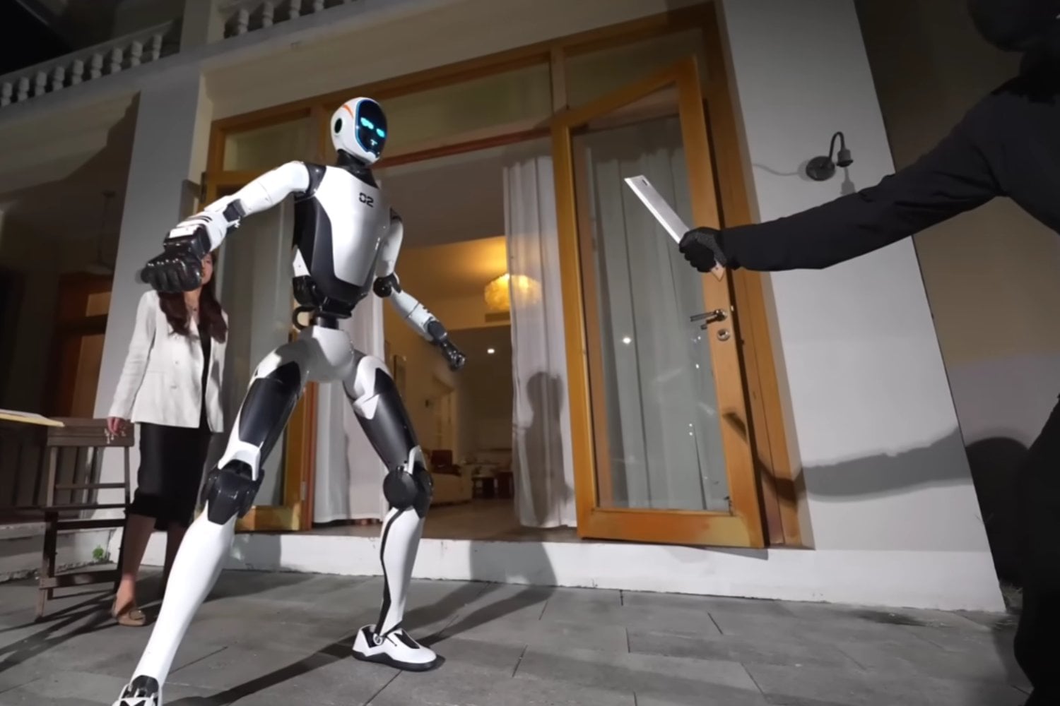 China presenta un robot guardaespaldas capaz de enfrentarse a agresores y levantar autos: su fuerza genera preocupación