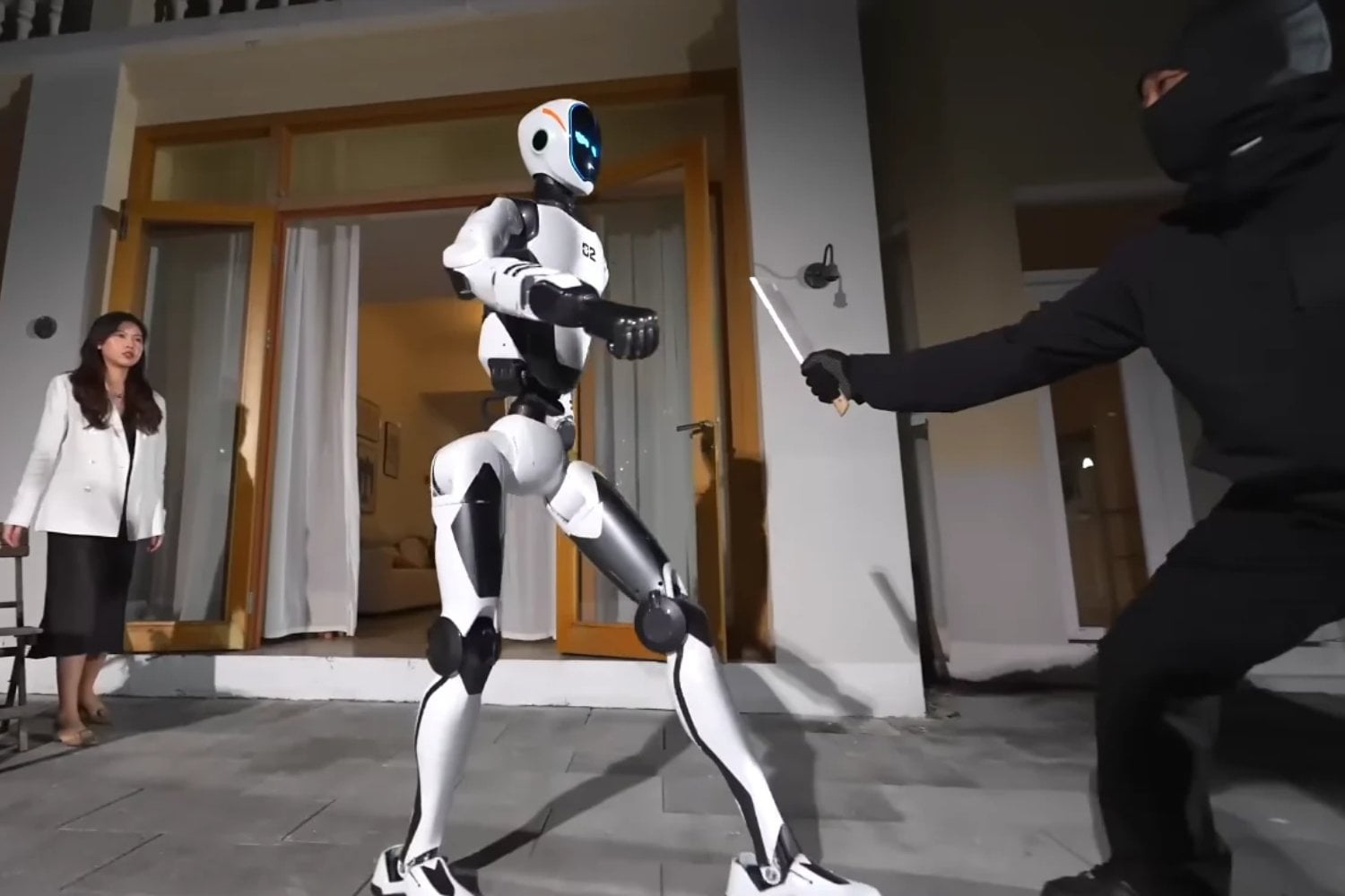 China presenta un robot guardaespaldas capaz de enfrentarse a agresores y levantar autos: su fuerza genera preocupación