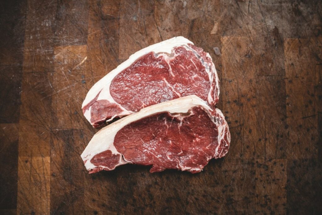 La peligrosa dieta de carne cruda que gana seguidores en redes sociales: qué dice la ciencia sobre sus riesgos