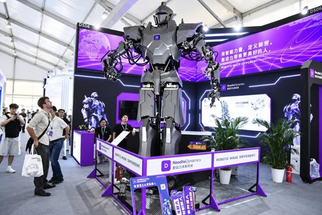 China presenta Neo1, un robot humanoide gigante de cuatro metros que promete levantar 500 kilos y trabajar en los entornos más peligrosos