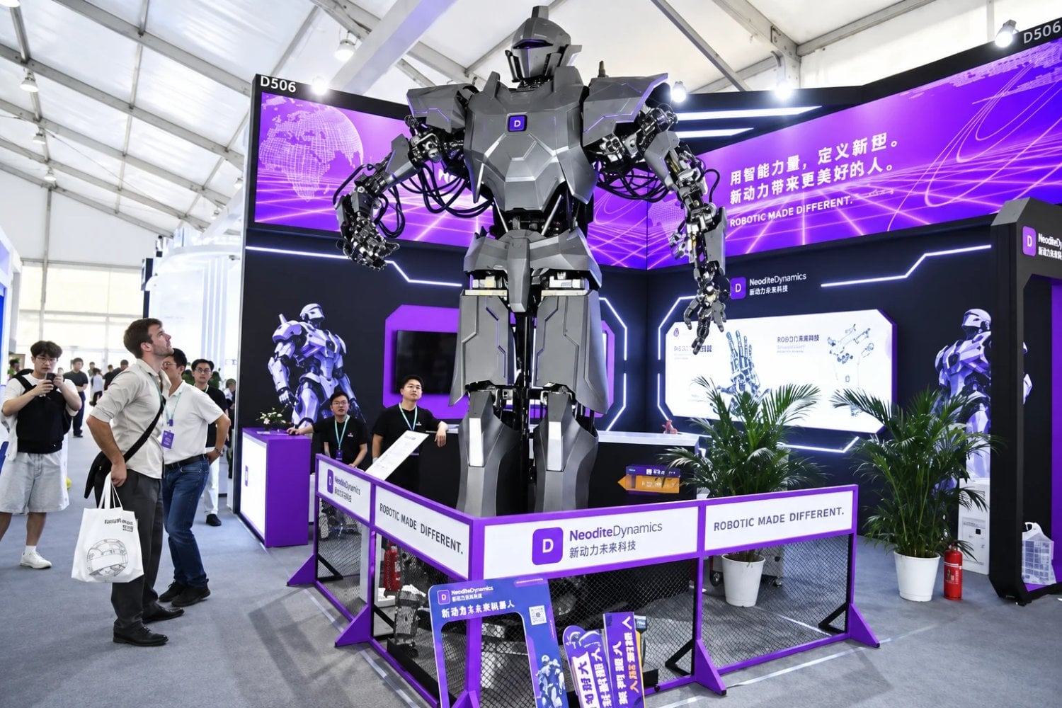 China presenta Neo1, un robot humanoide gigante de cuatro metros que promete levantar 500 kilos y trabajar en los entornos más peligrosos