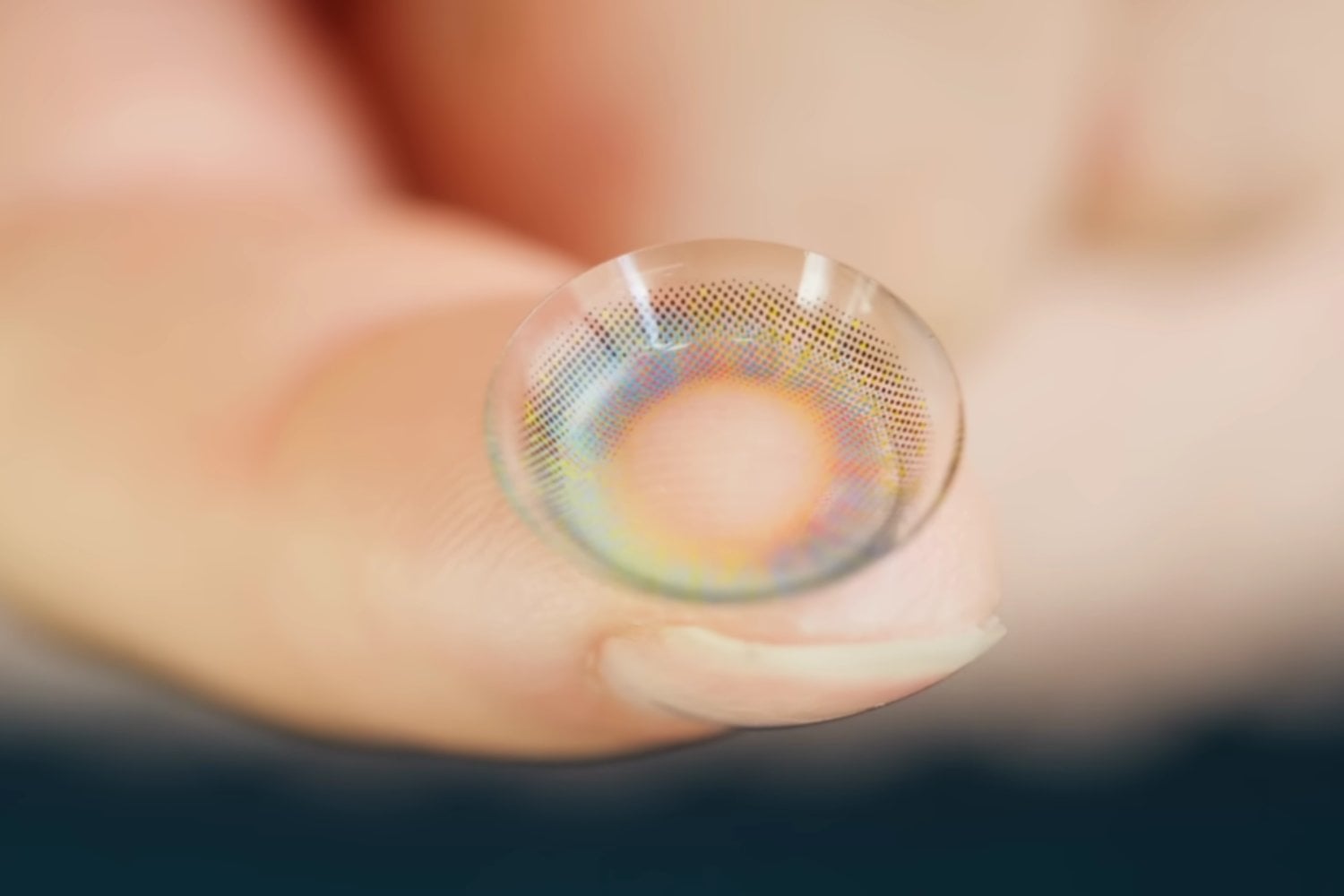 Crean lentes de contacto que permiten ver luz infrarroja sin baterías ni dispositivos externos