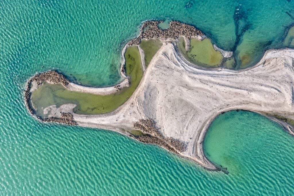 El mar Caspio se está encogiendo y una nueva isla acaba de aparecer donde antes había agua